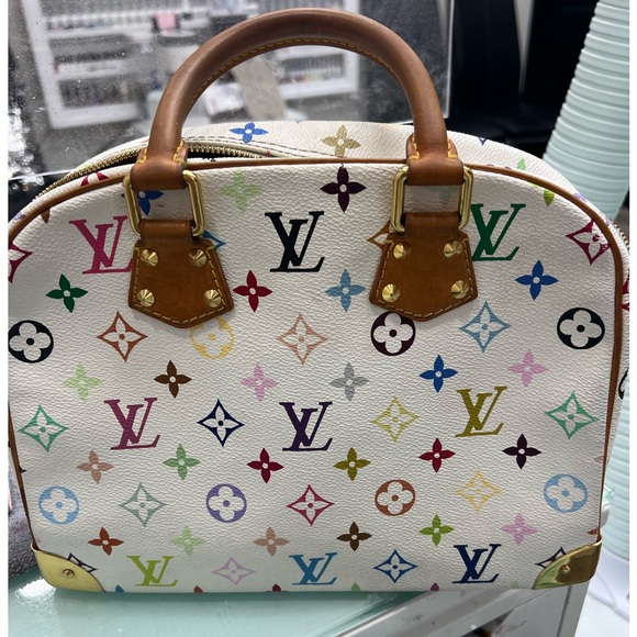 Authentic!!! White Louis Vuitton purse - Picture 3 of 6